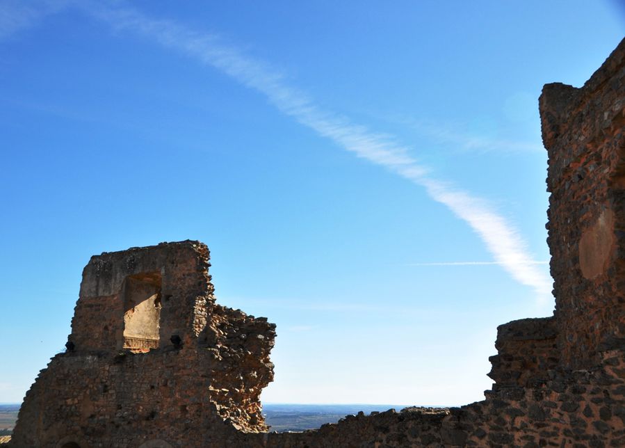 К руинам старого замка Фигейра-де-Каштелу-Родригу, Португалия