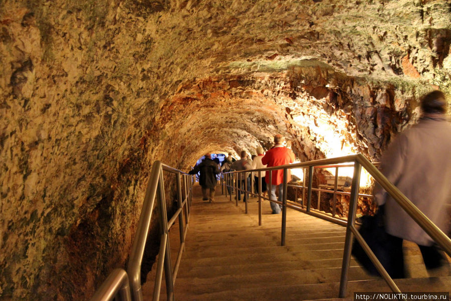 В Гротте ди Кастеллана находятся уникальные пещеры , возраст которых примерно 2 млн.лет. Жители города обнаружили эту пещеру уже давно, многие считали , что это и есть дорога в ад... Кастеллана-Гротте, Италия