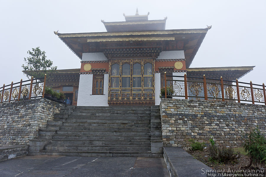 Монастырь на перевале Дочу-Ла, построенный в честь победы над партизанами из Ассама, укрывавшимися на территории Бутана. Операцию возглавил лично король Джигме Сингье Вангчук Бутан