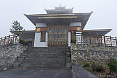 Монастырь на перевале Дочу-Ла, построенный в честь победы над партизанами из Ассама, укрывавшимися на территории Бутана. Операцию возглавил лично король Джигме Сингье Вангчук