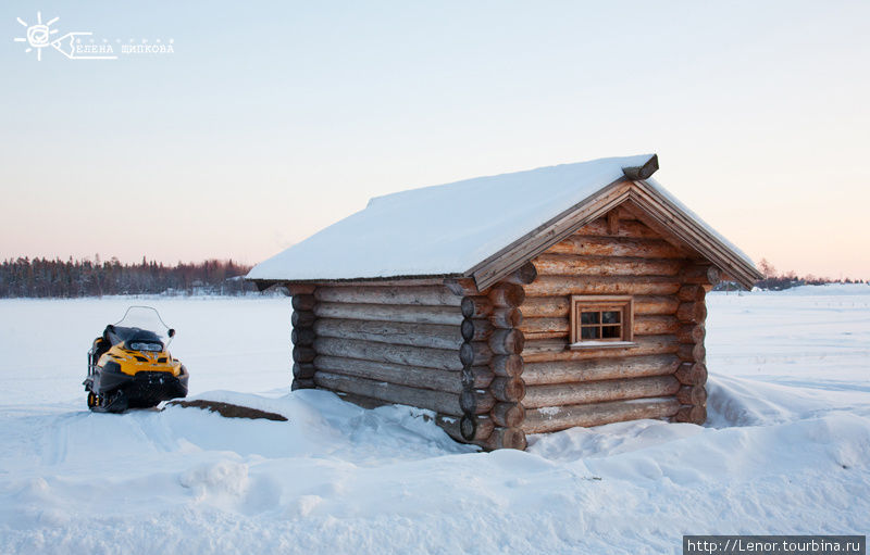 Снегоход и деревянная купальня на Святом озере Соловецкие острова, Россия