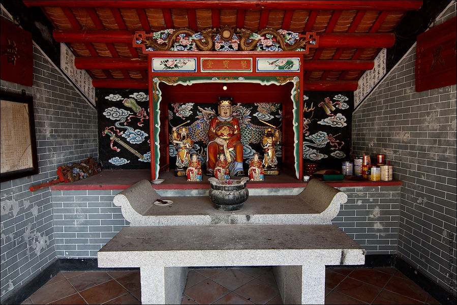 Храм разделен на три части. В левой его части располагается статуя Kam Fa, Ожидающей Матери, справа — To Tei, Бога Земли, а по центру, как и ожидалось, располагается статуя самого Hau Wong, которому и посвящен храм Йуэн-Лонг, Гонконг