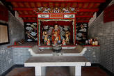 Храм разделен на три части. В левой его части располагается статуя Kam Fa, Ожидающей Матери, справа — To Tei, Бога Земли, а по центру, как и ожидалось, располагается статуя самого Hau Wong, которому и посвящен храм
