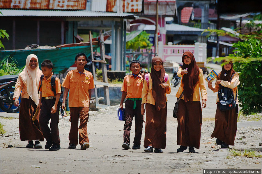 Школьники Суматра, Индонезия