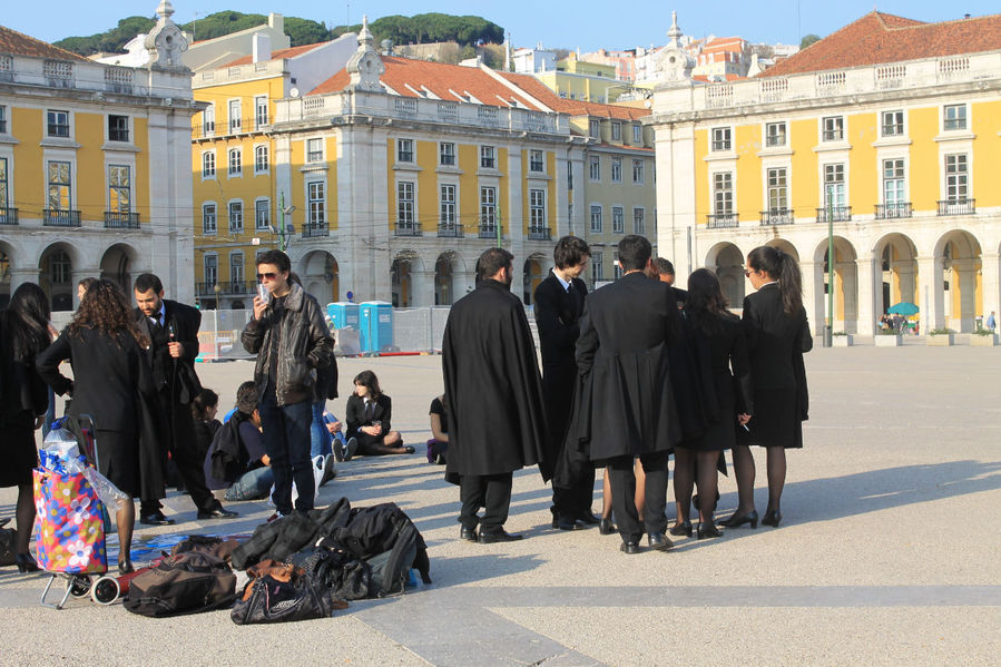 А это студенты, эта элегантная форма отличает португальских студентов от  всех остальных студентов в мире. Лиссабон, Португалия