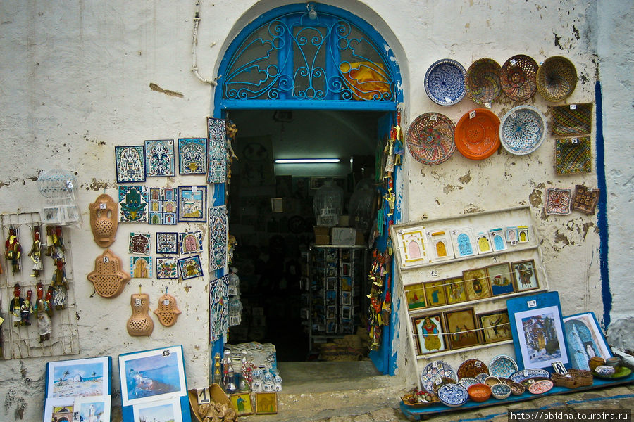 В городке очень много сувенирных магазинчиков Сиди-Бу-Саид, Тунис