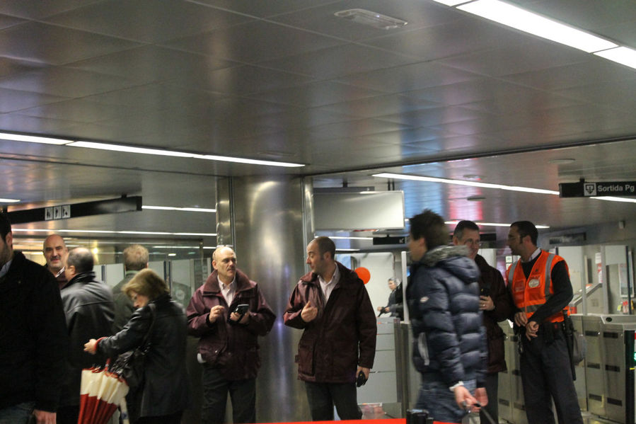 Не пытайтесь в метро Барселоны ездить зайцем Барселона, Испания