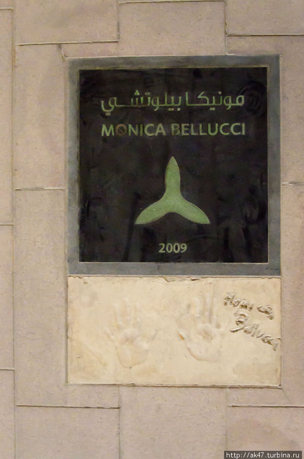 памятный знак — руки Моники Белуччи Дубай, ОАЭ