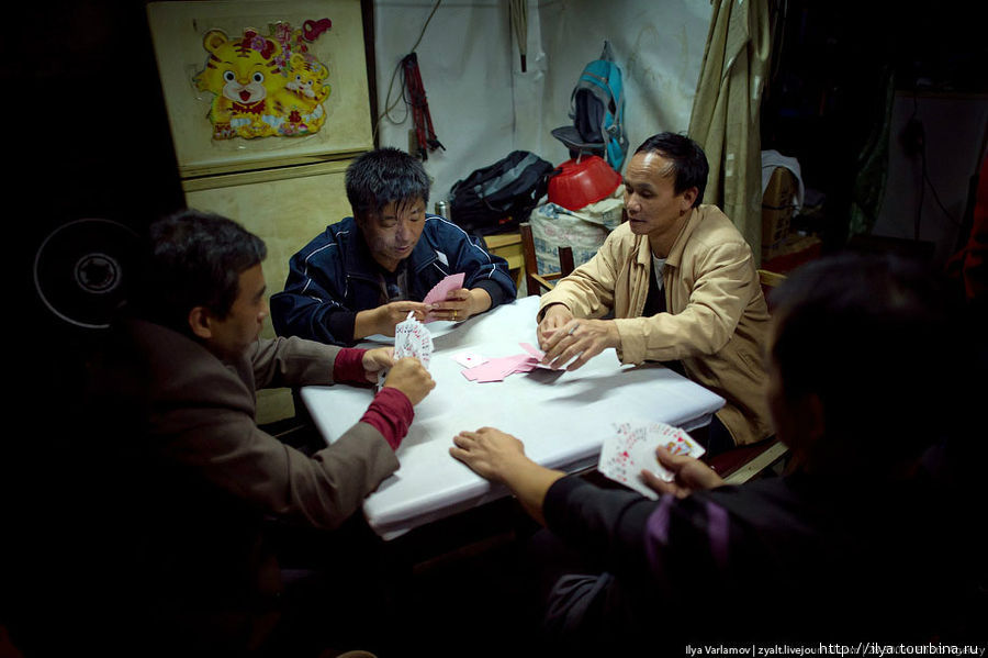 Многие играют в карты, хотя азартные игры запрещены в Китае. Шанхай, Китай
