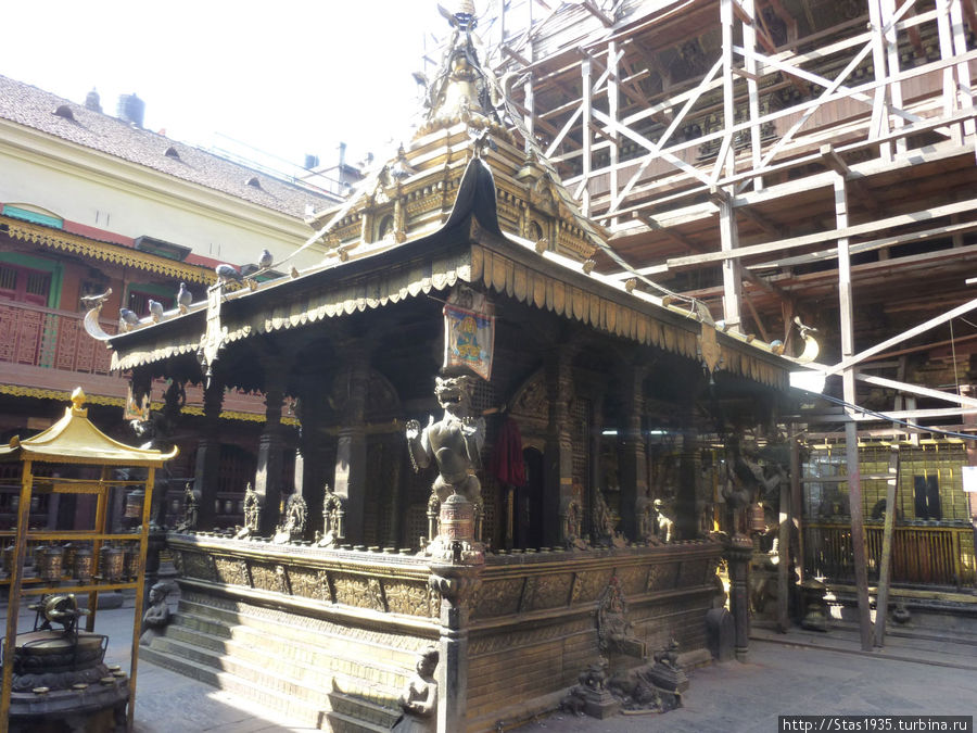 Патан.  Храм Махавихар. Главное святилище храма. Патан (Лалитпур), Непал