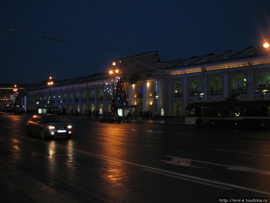 Темные дни на Невском Проспекте —  вид на Большой Гостиный двор Санкт-Петербург, Россия