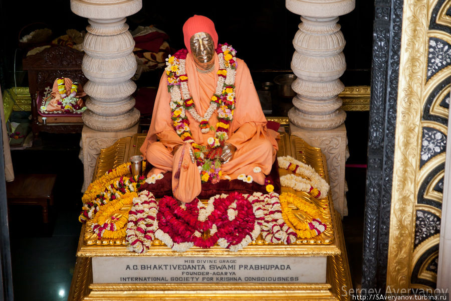 Золотое изваяние Бхактиведанты Свами Прабхупады Вриндаван, Индия