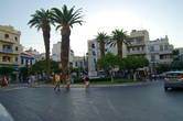 Затем добрались еще до одного замечательного критского города — Агиос Николаоса. Совершенно случайно въехали в самый центр города и удачно припарковались на главной площади.