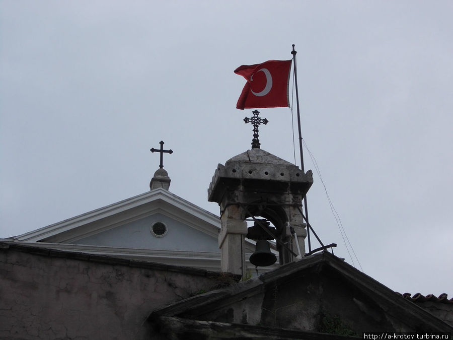 Стамбул. Для поддержки энтузиазма турецкий флаг вешают над церквями. Есть ли в иконах Ататюрк, неизвестно Турция