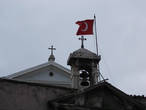 Стамбул. Для поддержки энтузиазма турецкий флаг вешают над церквями. Есть ли в иконах Ататюрк, неизвестно