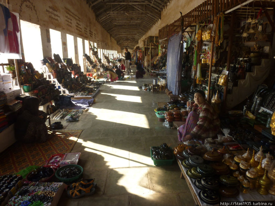 Баган. Торговые ряды в галерее. Баган, Мьянма