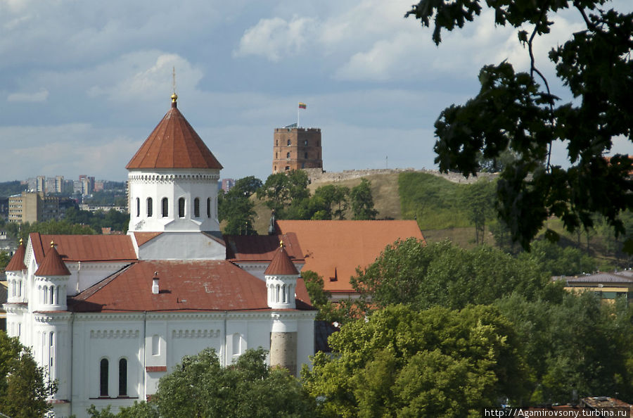 Открыточный вид на башню Гедемина (в центре с флагом). Вильнюс, Литва