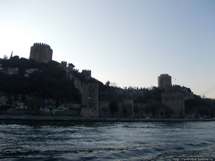 крепость Румели Хисары, вид с моря Стамбул, Турция