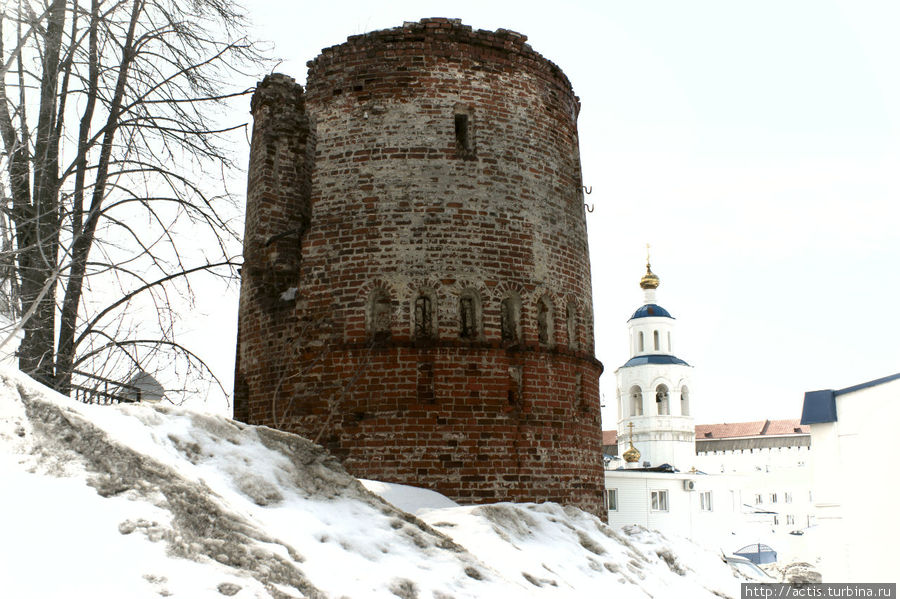 Последняя уцелевшая оборонительная башня Богородицкого монастыря. Казань, Россия