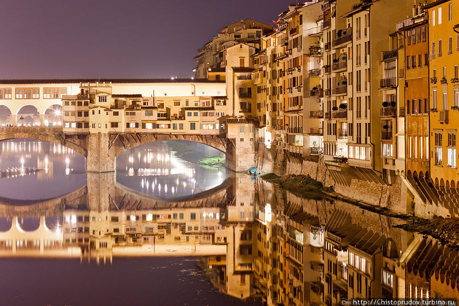 Жилые дома облепили весь берег и перебрались на старейший мост Флоренции — Понте Веккьо. Мост — построен в 1345 году и представляет из себя прочную и в то же время изящную конструкцию из трех арок. Отличительная черта Понте Веккьо — дома, теснящиеся по обеим его сторонам. Флоренция, Италия