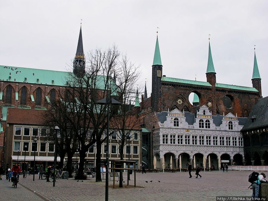 В центре старой части города находится здание городской ратуши, одно из лучших в Германии. Городская ратуша (Town Hall) была построена в XIII-XIV вв. из темного глазурованного кирпича, в 1570 г. к ней был достроен новый фронтон, оформленный в стиле возрождения. Любек, Германия