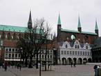 В центре старой части города находится здание городской ратуши, одно из лучших в Германии. Городская ратуша (Town Hall) была построена в XIII-XIV вв. из темного глазурованного кирпича, в 1570 г. к ней был достроен новый фронтон, оформленный в стиле возрождения.
