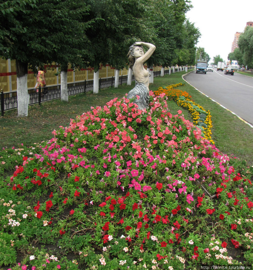 Фея цветов (одна из трех) на ул. Гурьева перед входом в парк. Раменское, Россия
