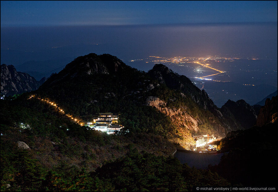 19. Внизу видны огни прилегающих к горам Хуаншань поселков Национальный парк Хуаньшань, Китай
