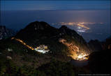 19. Внизу видны огни прилегающих к горам Хуаншань поселков