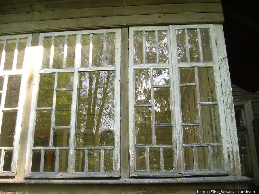 характерные окна на веранде Комарово, Россия