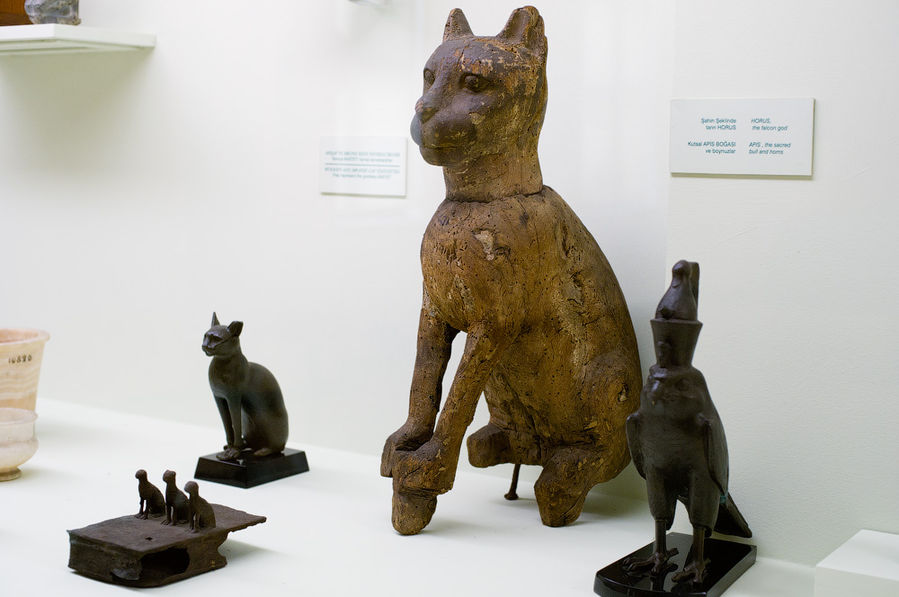 Бог Хор (Гор, Хорус) — не кошка, а статуэтка в виде ястреба. Сын Исиды и Осириса в древнеегипетской мифологии Стамбул, Турция