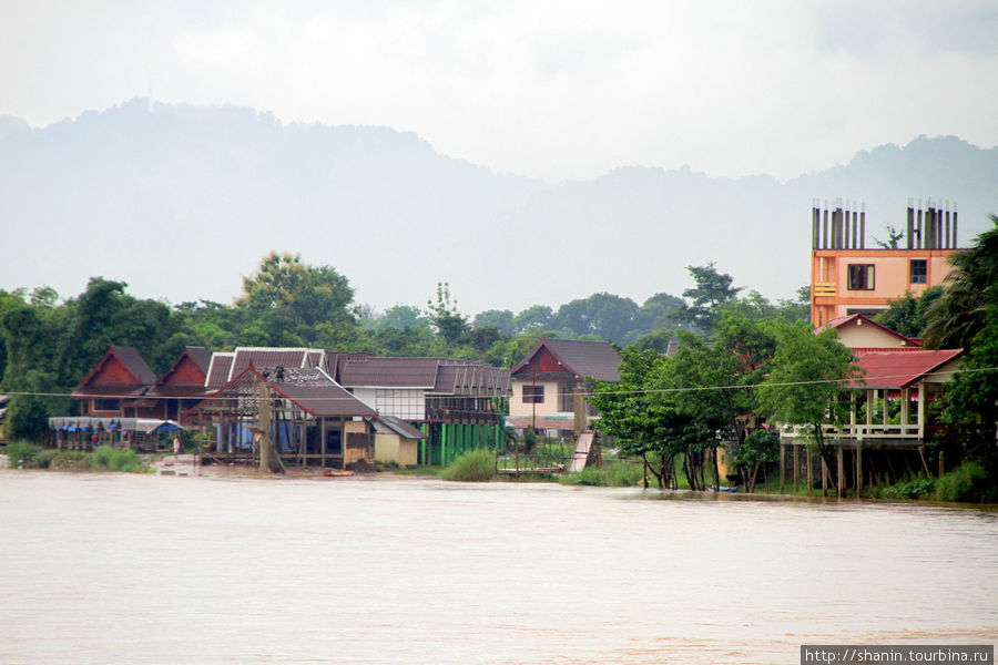 Ванвьенг на берегу реки Нм Сонг Ванвьенг, Лаос