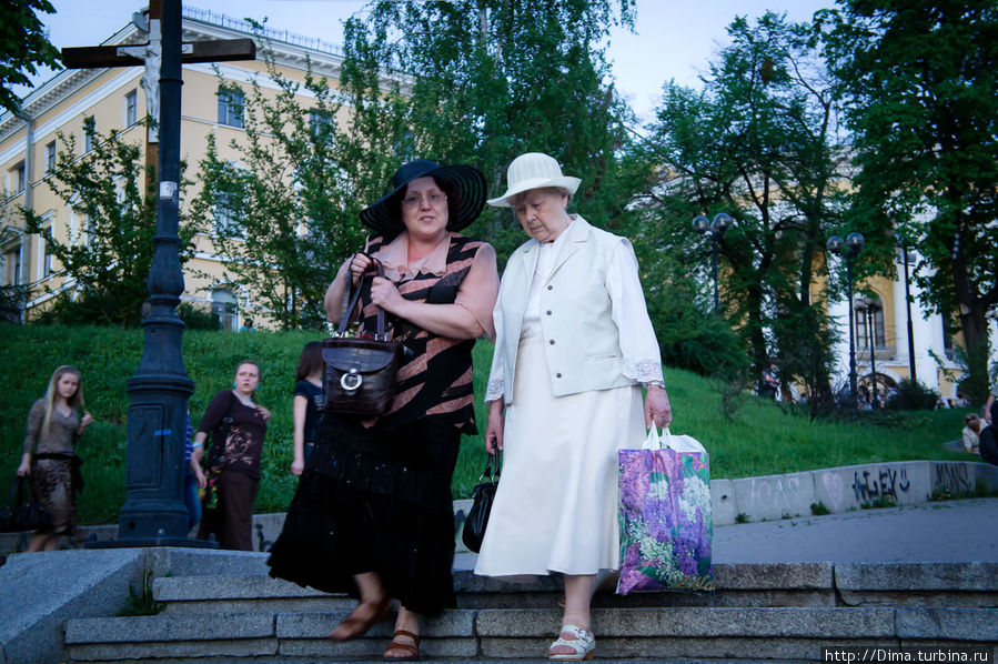 Девушки просто гуляют. Киев, Украина