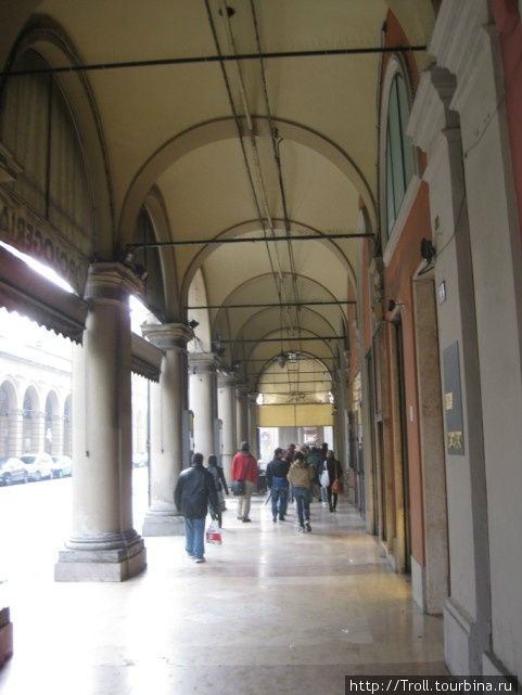 И вот такими аркадами можно идти добрых три километра, пересекши открытое пространство всего пару раз, на крупных перекрестках! Болонья, Италия