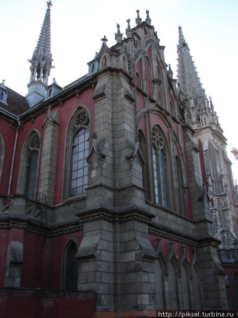 Вид сбоку на левую башню собора