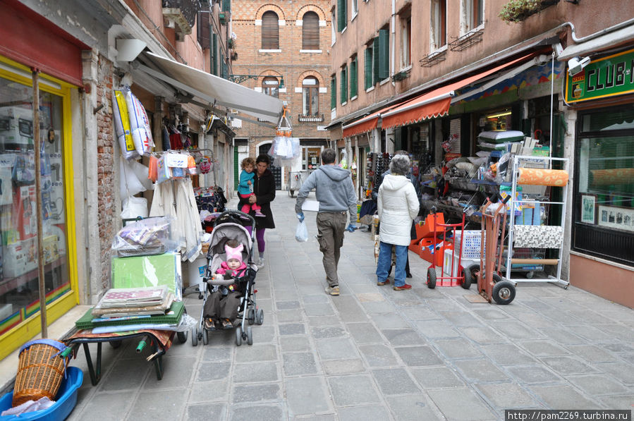 Торговый квартал вне  туристических маршрутов. Венеция, Италия
