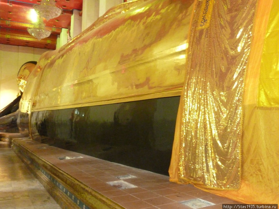 г. Сингбури. Статуя лежащего Будды в храме Панон Чакси. Таиланд