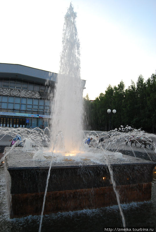 Большой фонтан на Театральной площади. Сыктывкар, Россия
