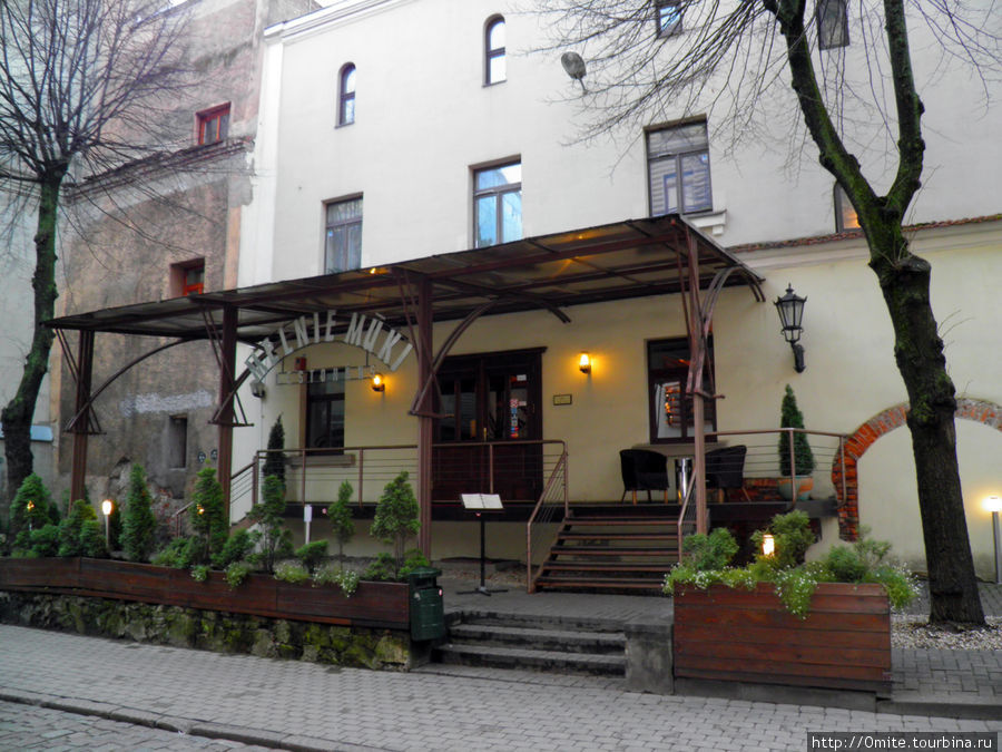 А это любимый ресторан моего начальника — Черные монахи, там он всегда угощает гостей из Москвы. Рига, Латвия