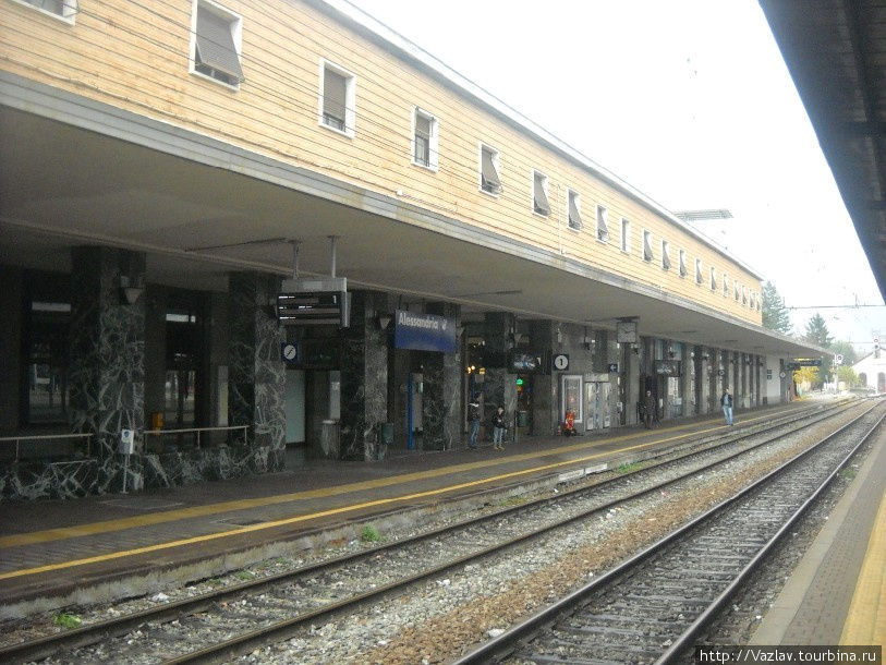 Основной здание вокзала — вид со второй платформы Алессандрия, Италия