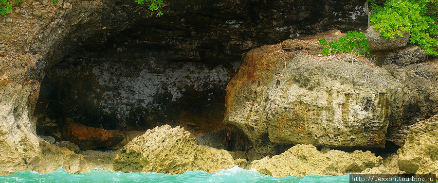 небольшие пещеры в отвесных прибрежных скалах.. Нуса-Дуа, Индонезия