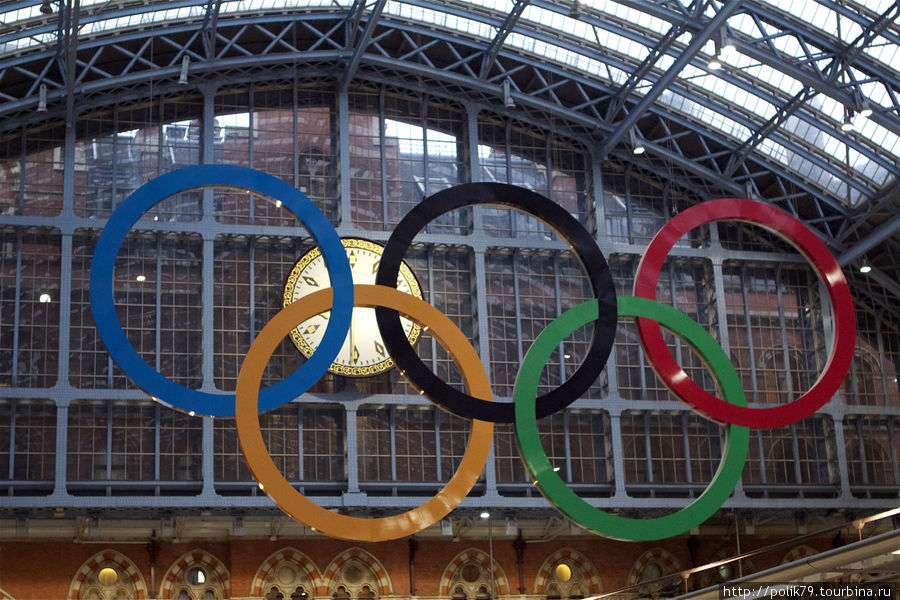 Олимпийские кольца на вокзале Сен-Панкрас. Лондон, Великобритания