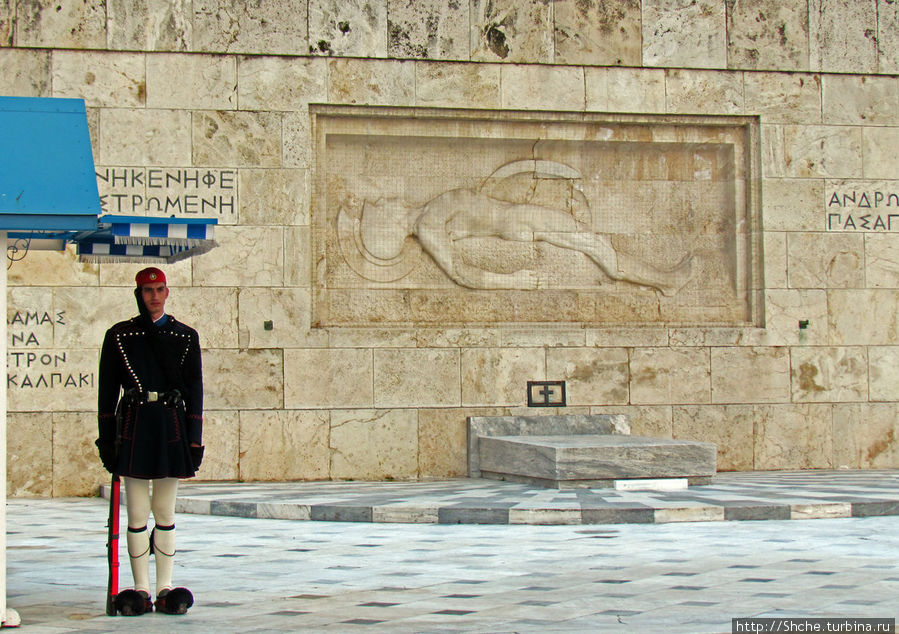 Эвзоны стоят у Могилы неизвестного солдата Афины, Греция