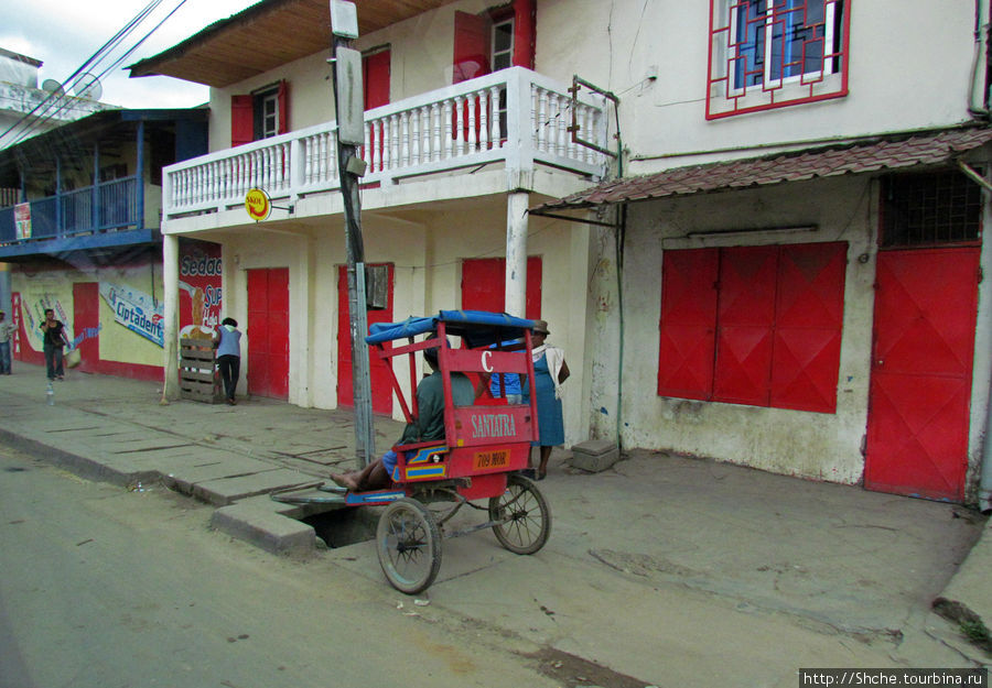 Припаркованный пус-пус. Именно так называют в Мадагаскаре такой аналог тук-тука и прочих такси на человеческом приводе Мураманга, Мадагаскар