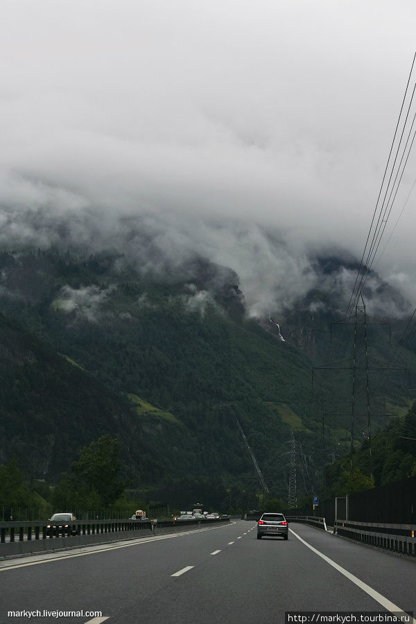 Перевал где-то там, наверху, в облаках. Андерматт, Швейцария
