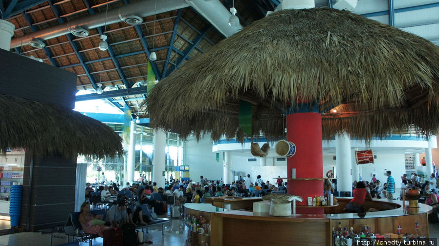 Терминал В можно спокойно посидеть и даже выпить кофе. Пунта-Кана, Доминиканская Республика