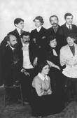 Фото Есенина и  Анны Изрядновой (на первом плане) среди рабочих типографии Сытина. (Из Википедии)