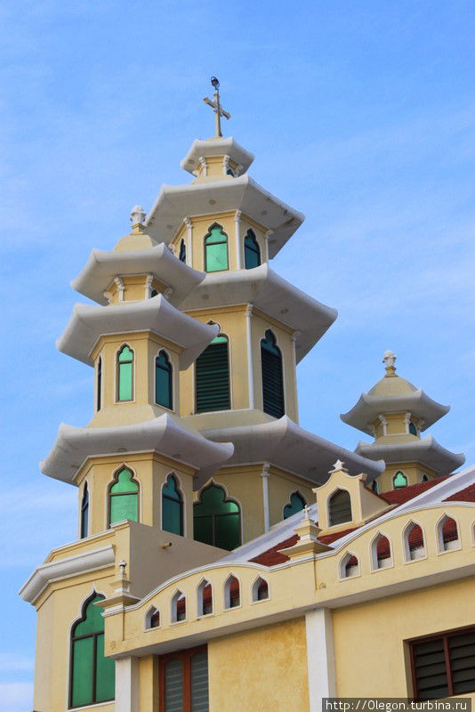 В городе много храмов- христианских и индуистских Каньякумари, Индия