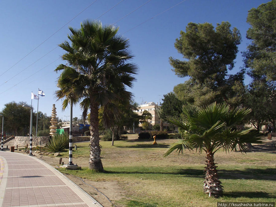 небольшой парк при въезде в город Арад, Израиль