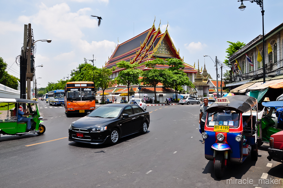 Недалеко от Ват Пхра Кео находится не менее интересный и священный Ват Пхо или Храм Лежащего Будды. В далеке виднеется его крыша. Этот храм был построен в 16-м веке королем Рамой первым. Бангкок, Таиланд